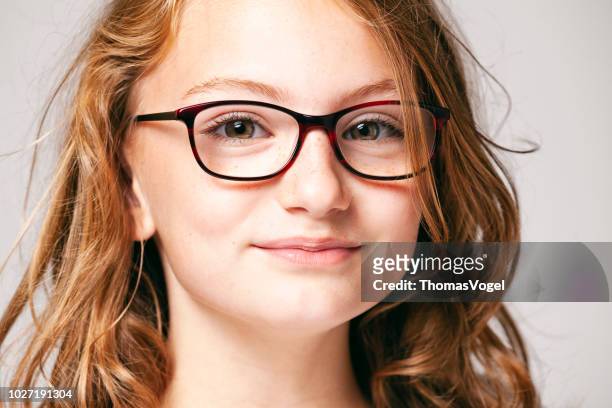 porträt von einem hübschen mädchen 10 jahre alt - kind teenager gesicht haare schönheit spaß augen sommersprossen gläser - 12 years stock-fotos und bilder