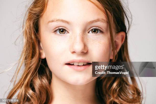 porträt von einem hübschen mädchen 10 jahre alt - kind teenager gesicht haare schönheit spaß augen sommersprossen - 8 9 years stock-fotos und bilder