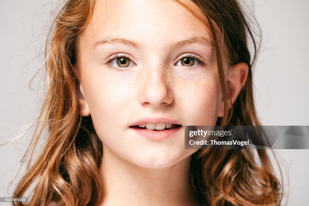 Portret van een mooi meisje van 10 jaar oud - kind tiener gezicht haar schoonheid Fun ogen sproeten