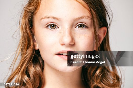Retrato de uma menina de 10 anos de idade bonita - criança adolescente rosto cabelo beleza diversão olhos sardas Retrato de uma menina de 10 anos de idade bonita - criança adolescente rosto cabelo beleza diversão olhos sardas