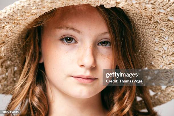 ritratto di una bella ragazza di 10 anni - bambino adolescente viso capelli bellezza occhi lentiggini - girl 11 12 laughing close up foto e immagini stock