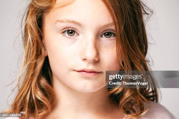 portrait d’une jolie fille de 10 ans - enfant adolescent visage cheveux beauté plaisir yeux taches de rousseur - 12 13 years photos photos et images de collection