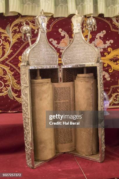 torah scroll in silver case - torah stockfoto's en -beelden