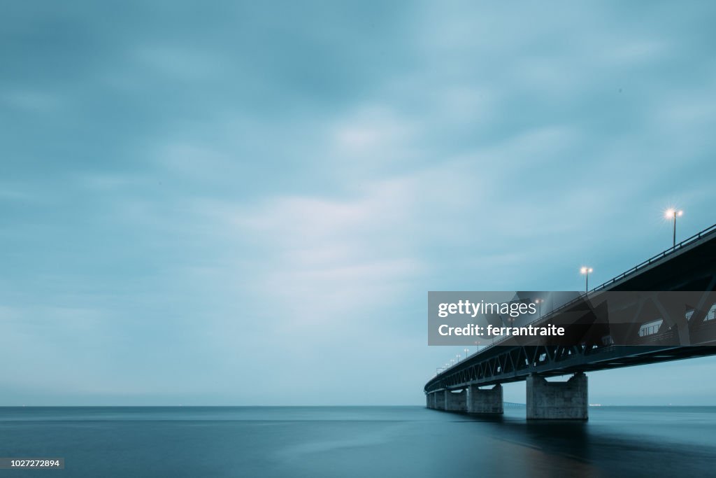 Sontbrug in de schemering