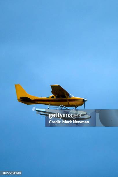 small float plane flying - hidroavión fotografías e imágenes de stock