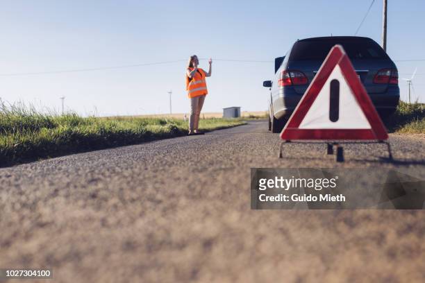 woman phoning and car breakdown. - roadside assistance stock-fotos und bilder