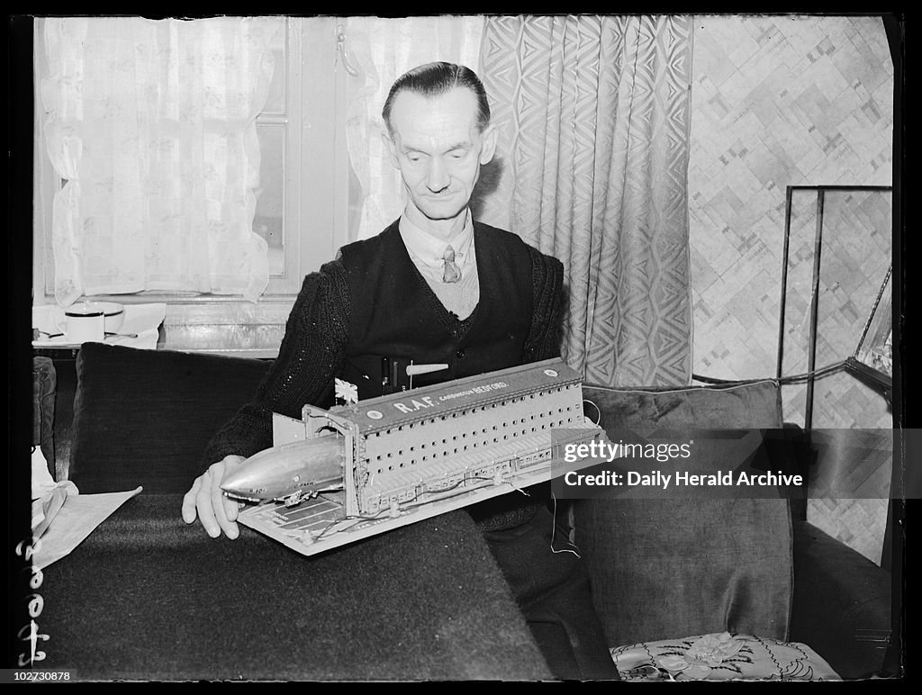 Man with a model R101 airship, 1939