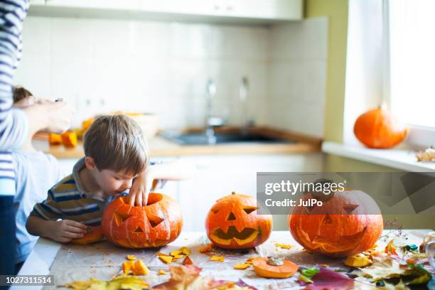 vorbereitung auf halloween - schnitzen stock-fotos und bilder