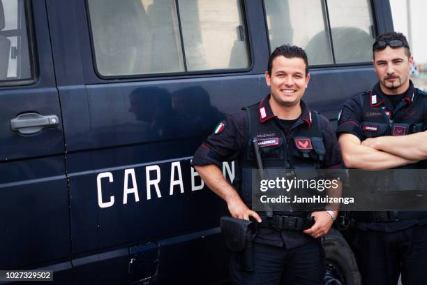 pozzallo (sizilien), italien: carabinieri-offiziere mit van - carabinieri stock-fotos und bilder