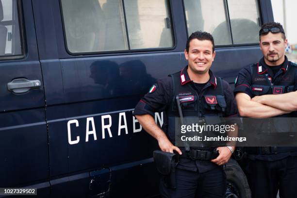 pozzallo (sicilië), italië: carabinieri officieren met bus - carabinieri stockfoto's en -beelden