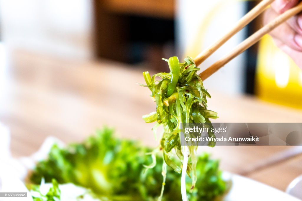 Insalata di alghe giapponesi in bacchette pronte da mangiare.