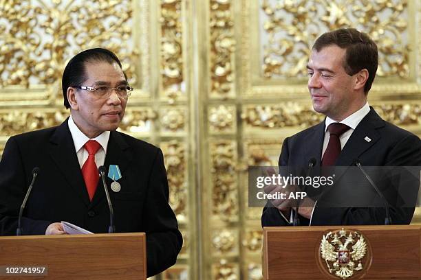 Russian President Dmitry Medvedev applauds after presenting Vietnamese Communist Party General Secretary Nong Duc Manh with the Pushkin state award...