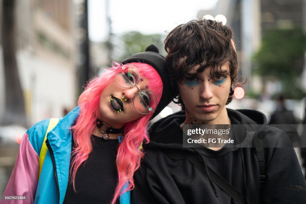 Retrato de jóvenes amigos del estilo de vida alternativo