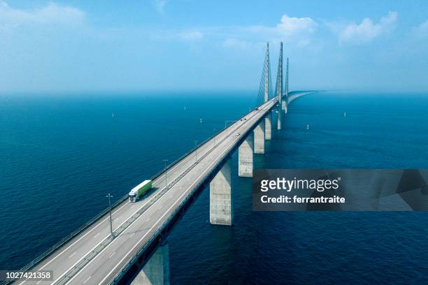 semi-truck crossing oresund bridge - bridge imagens e fotografias de stock