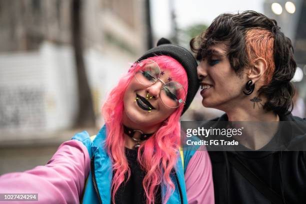 estilo de vida alternativo joven pareja tomando un selfie - cosplay fotografías e imágenes de stock