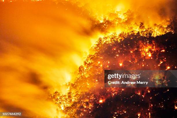 aerial view of fire, forest fire, bushfire in valley, blue mountains, australia - meteorología extrema fotografías e imágenes de stock