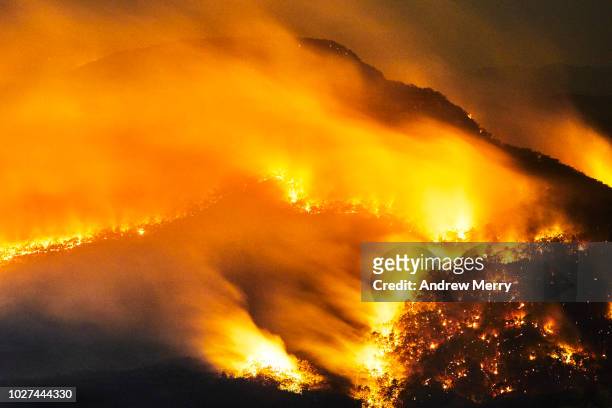 fire at night, bushfire, forest fire, blue mountains, australia - blue mountains fire stock pictures, royalty-free photos & images