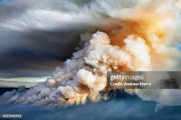 dramatic smoke clouds, forest fire, bushfire engulfs mt solitary, echo point, blue mountains, australia - engulfs stock pictures, royalty-free photos & images