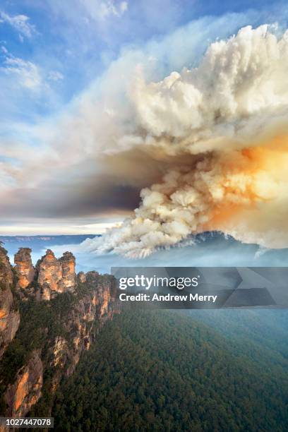 three sisters and large smoke cloud, bushfire, forest fire, blue mountains national park, australia - blue mountains fire stock pictures, royalty-free photos & images