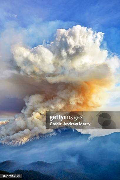 dramatic smoke clouds, forest fire, bushfire engulfs mt solitary, echo point, blue mountains, australia - engulfs stock pictures, royalty-free photos & images