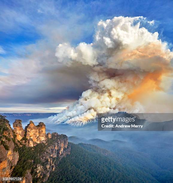 three sisters and large smoke cloud, bushfire, forest fire, blue mountains national park, australia - blue mountains fire stock pictures, royalty-free photos & images