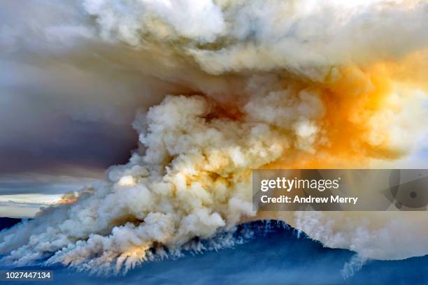 dramatic smoke clouds, forest fire, bushfire engulfs mt solitary, echo point, blue mountains, australia - deforestation australia stock pictures, royalty-free photos & images