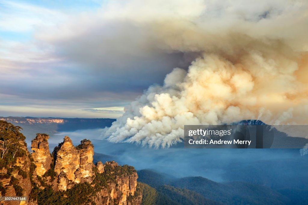Bushfires Introduction Three Sisters And Large Smoke Cloud Bushfire Forest Fire Blue Mountains ...
