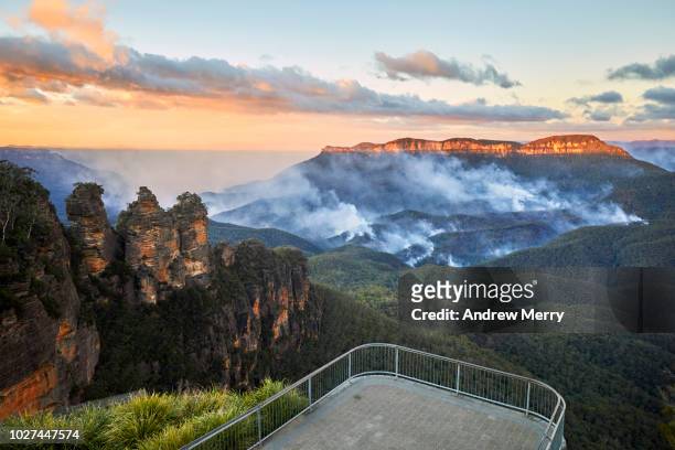 three sisters and queen elizabeth lookout with no people and bushfire in the jamison valley, blue mountains national park, australia - jamison valley foto e immagini stock