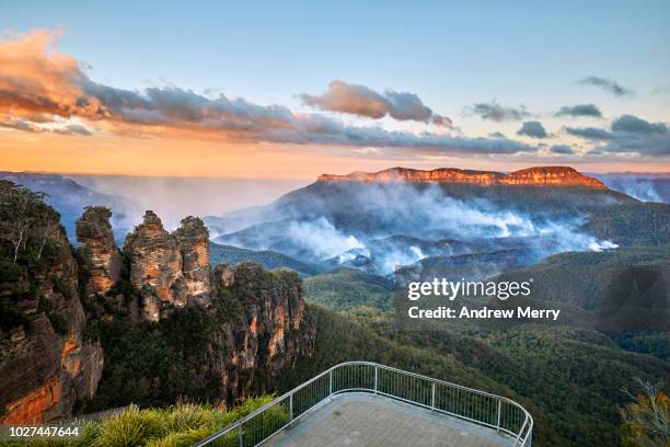 three sisters and queen elizabeth lookout with no people and bushfire in the jamison valley, blue mountains national park, australia - new south wales bush fire stock pictures, royalty-free photos & images