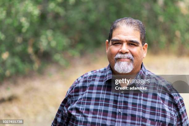 senior hombre mexicano sonriente - overweight fotografías e imágenes de stock