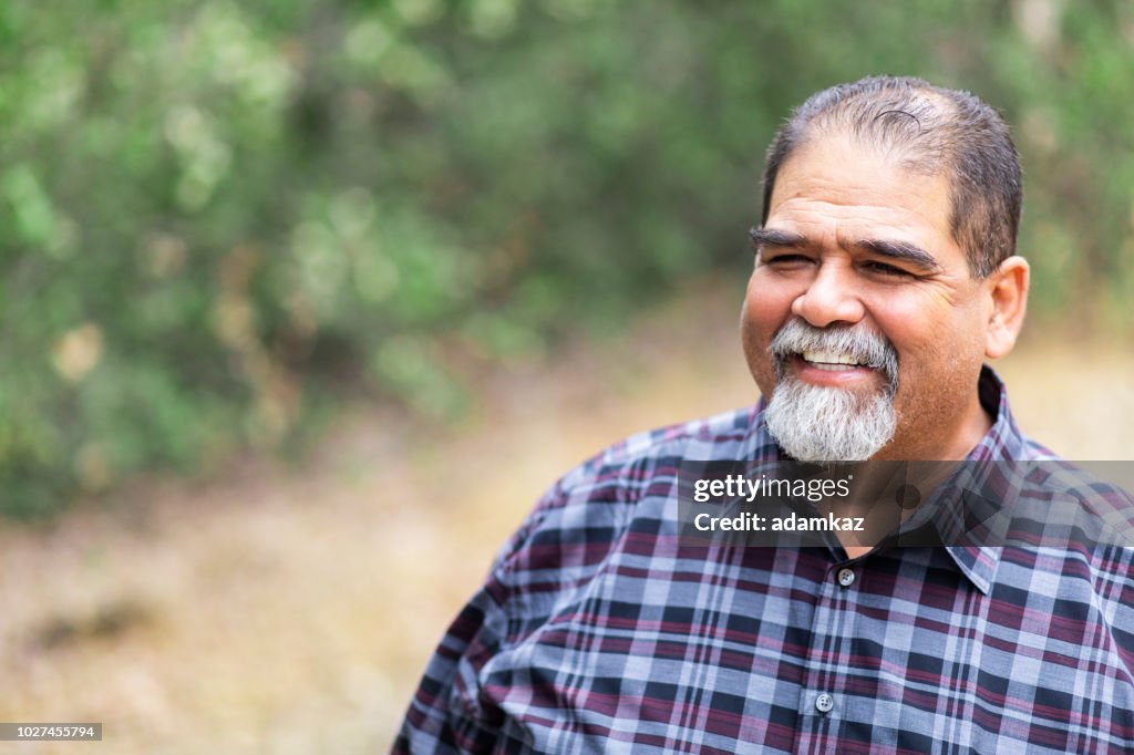 Senior mexikanische Mann lächelnd