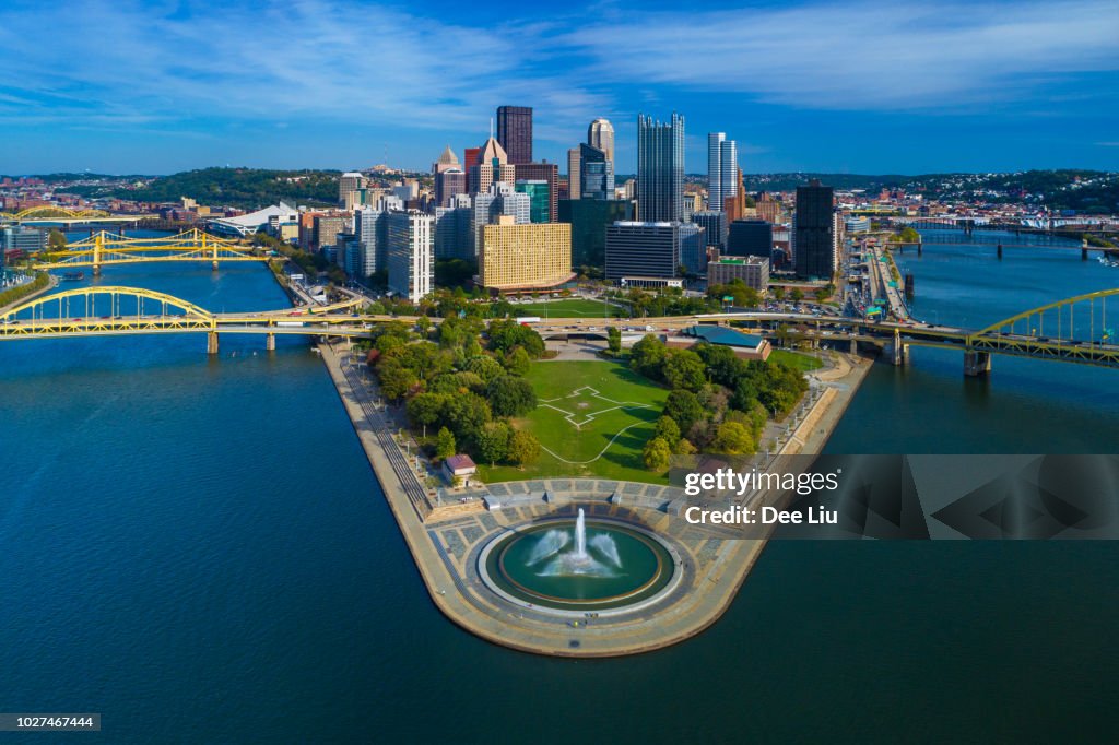 Pittsburgh Skyline Antenne mit Brunnen, zwei Flüsse und Brücken