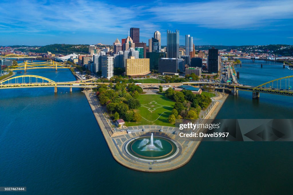 Antena del horizonte de Pittsburgh con fuente, dos ríos y puentes