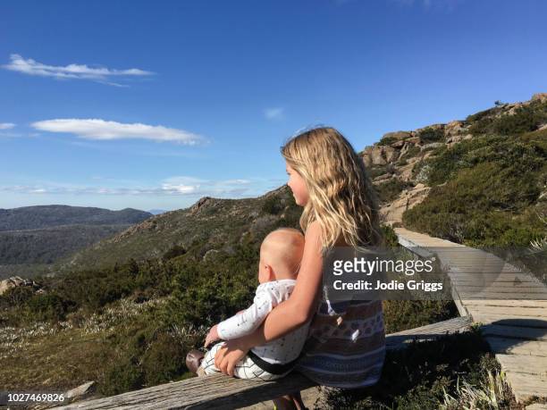 children enjoying the view from the top of a mountain in a national park - hiking tasmania stock-fotos und bilder