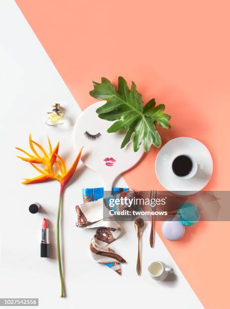 conceptual lifestyle retail still life. - intensidade de cores imagens e fotografias de stock