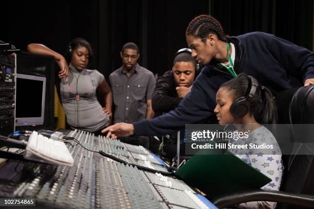 students working with sound mixer - werk in uitvoering stockfoto's en -beelden
