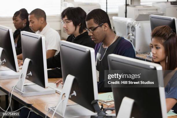 students working in computer lab - computer lab stock-fotos und bilder