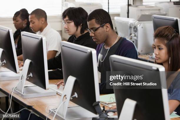 students working in computer lab - computer lab fotografías e imágenes de stock