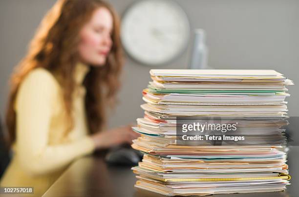 overworked woman in cubicle - clock person desk stockfoto's en -beelden