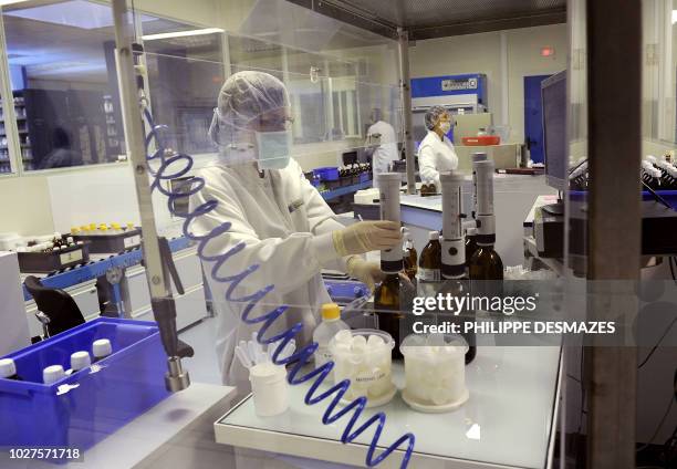 Des employés effectuent la déconcentration des teintures mères, le 20 Janvier 2011 dans l'usine des laboratoires Boiron à Sainte-Foy-lès-Lyon, dans...