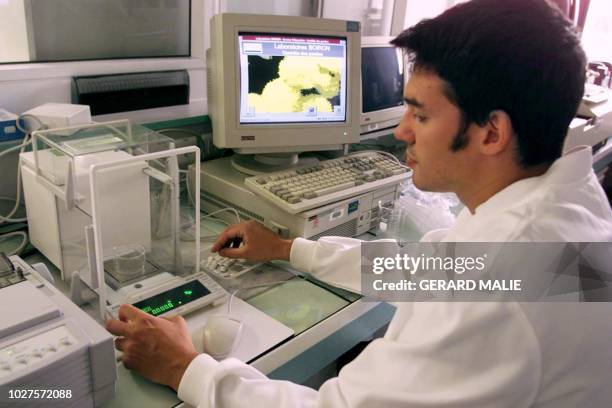 Un laborantin effectue une chromatographie d'une essence de plante, le 02 août 2001 sur le site des laboratoires Boiron à Messimy.