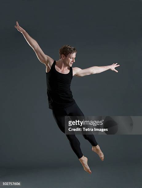male ballet dancer - balletttänzer männlich stock-fotos und bilder