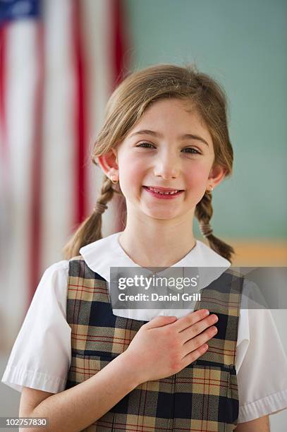 student saying the pledge of allegiance - amerikanischer treueschwur stock-fotos und bilder