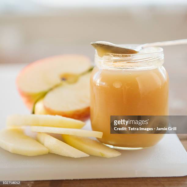 jar of apple sauce - marmeladenglas stock-fotos und bilder