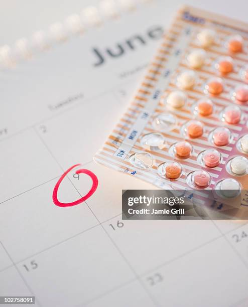 birth control pills and calendar - birth control pills fotografías e imágenes de stock