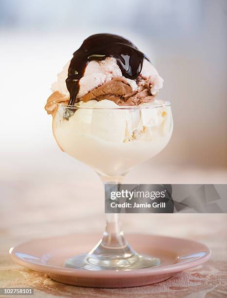 ice cream sundae - calda de caramelo imagens e fotografias de stock