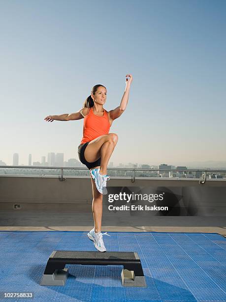 woman doing step aerobics - 踏板操 個照片及圖片檔