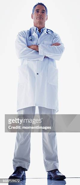portrait of a doctor - doctors arms crossed stock pictures, royalty-free photos & images