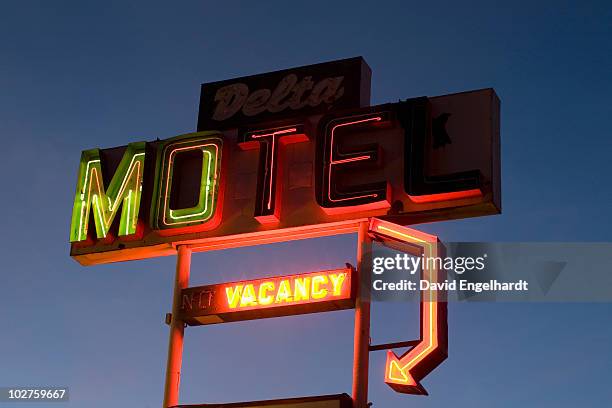 illuminated motel sign - motel imagens e fotografias de stock