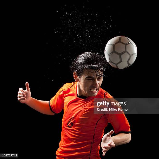 soccer player - heading the ball stockfoto's en -beelden